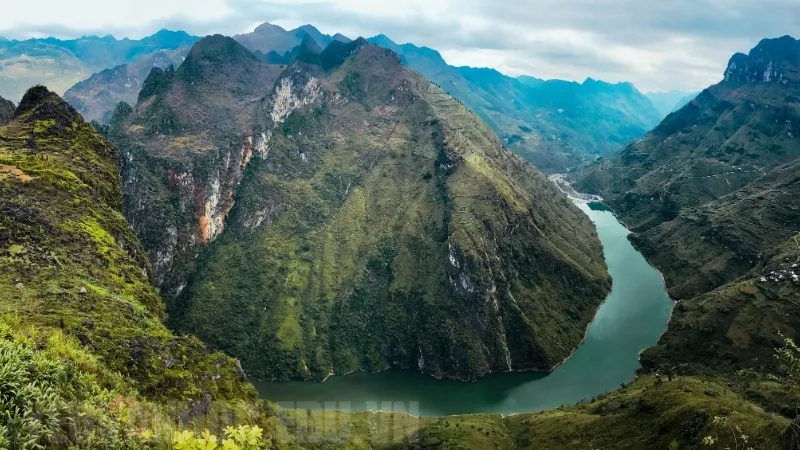 Nghệ thuật bài Đất nước, 7 câu đầu thể hiện hình ảnh quê hương kiên cường, thanh bình