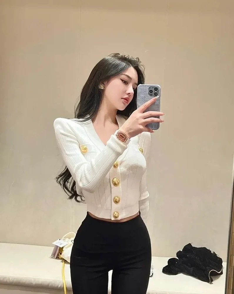 Gương phản chiếu nét dễ thương và sanh choảnh của gái xinh cute