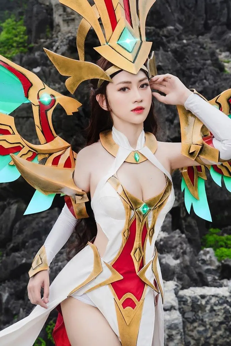 Lê Bống cosplay tướng nữ liên quân gợi cảm