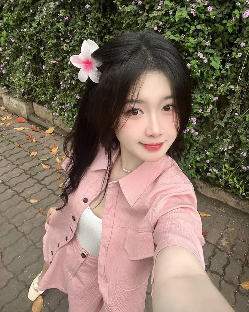 Gái dễ thương cute luôn nổi bật với tóc dài kẹp hoa sứ