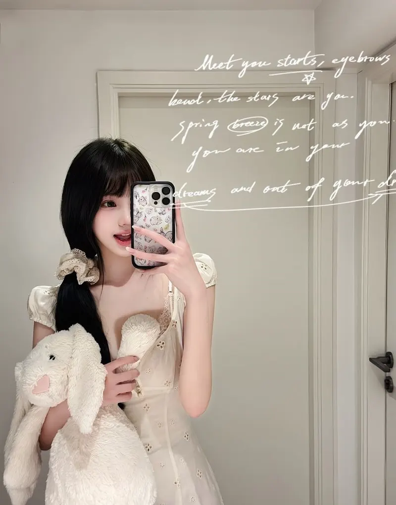 Nét đẹp cute dễ thương chụp trước gương