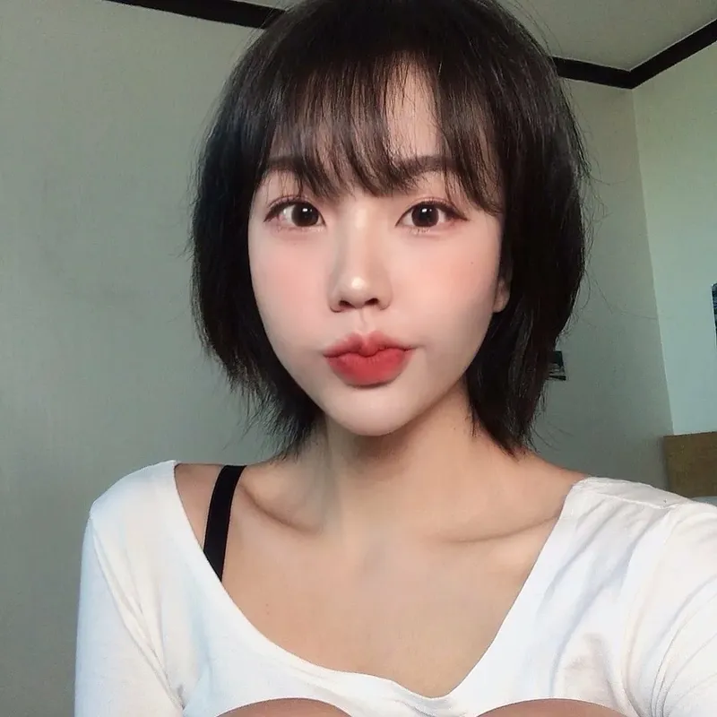 Gái xinh tóc ngắn chụp ảnh selfie, nét đẹp tự nhiên được tỏa sáng trong từng khung hình