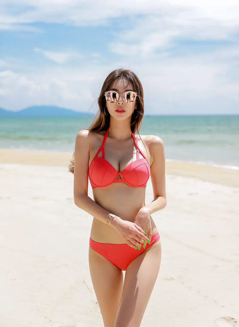 Gái xinh mặc bikini dây, thư giãn trên bãi biển xanh mát.