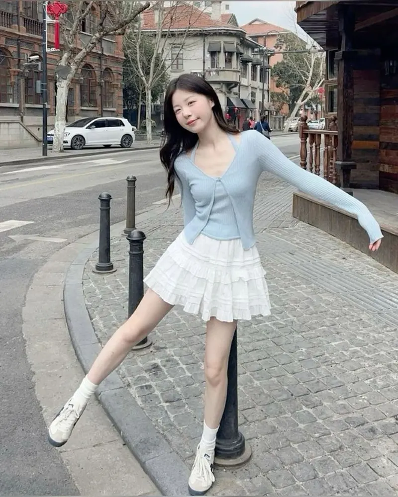 Phong cách ulzzang với chiếc váy trắng tinh khôi.