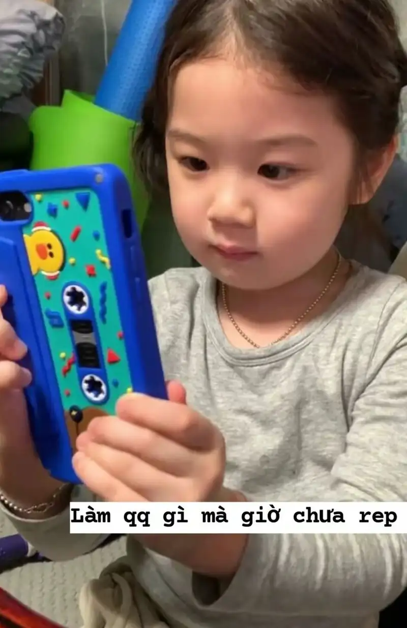 Ảnh em bé meme cố chữ mang lại tiếng cười cho mọi người