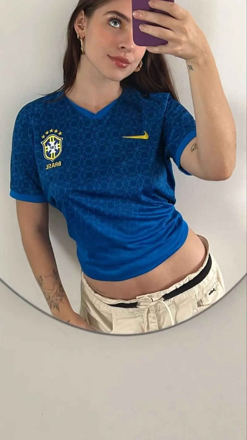 Gái xinh selfie trong gương diện áo bóng đá Nike chính hãng tuyển Brazil